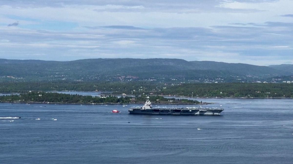 Obří americká letadlová loď vplula do Osla, Rusové protestují